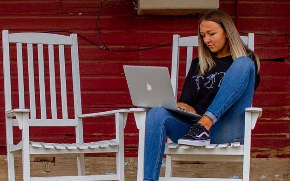 密歇根州立大学丹佛 Online student studying remotely for an online counseling degree