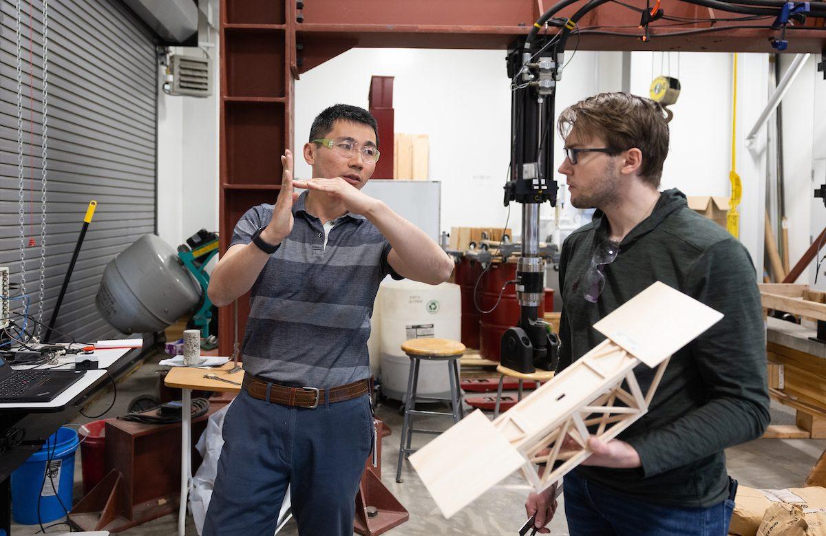 在《机械工程导论》中，Ryan Walker与Yishi Lee教授交谈.
